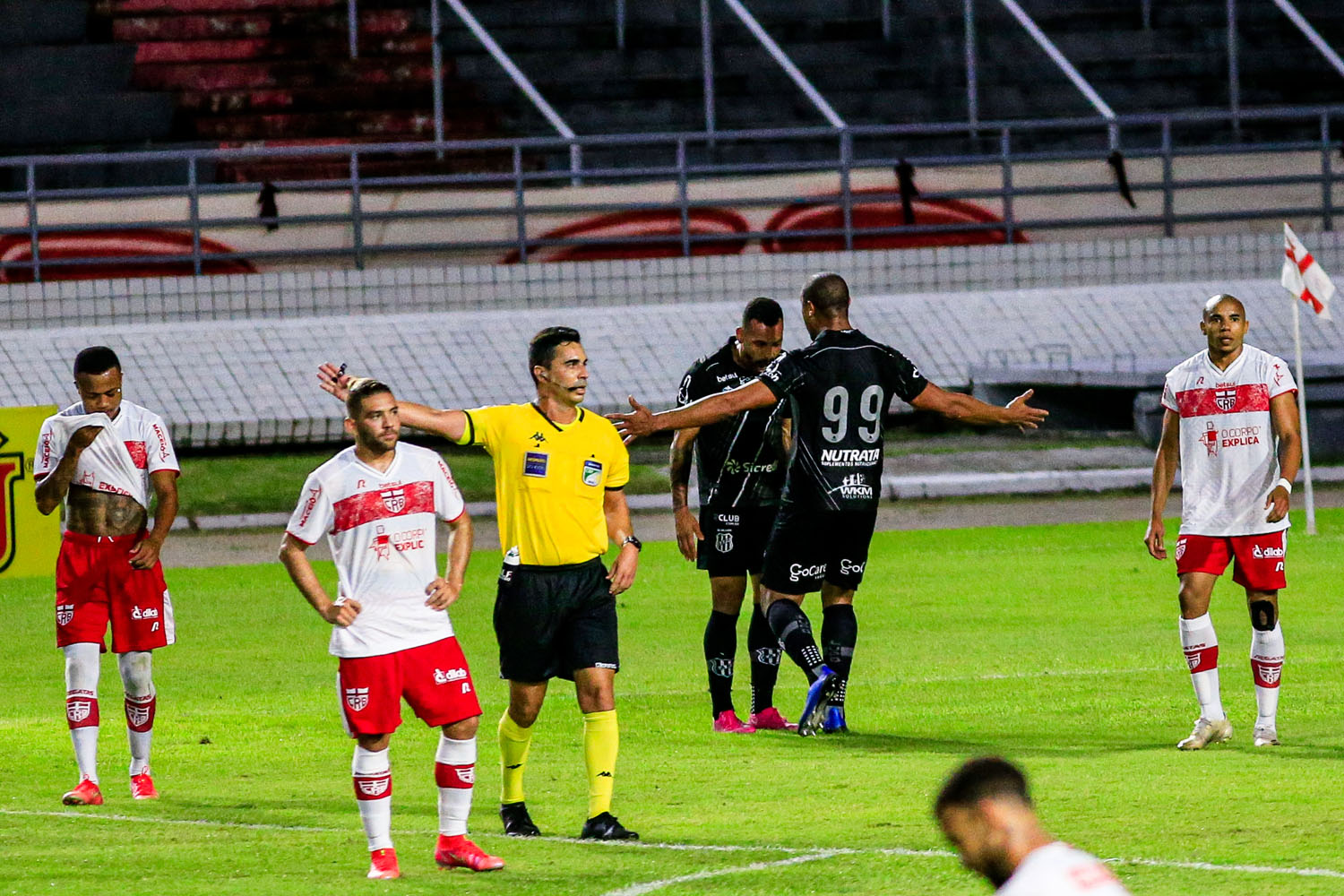 Mesmo com um a mais, CRB amarga empate com a Ponte Preta no Rei Pelé: 1 a 1