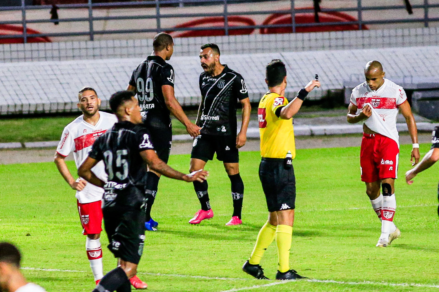 Mesmo com um a mais, CRB amarga empate com a Ponte Preta no Rei Pelé: 1 a 1