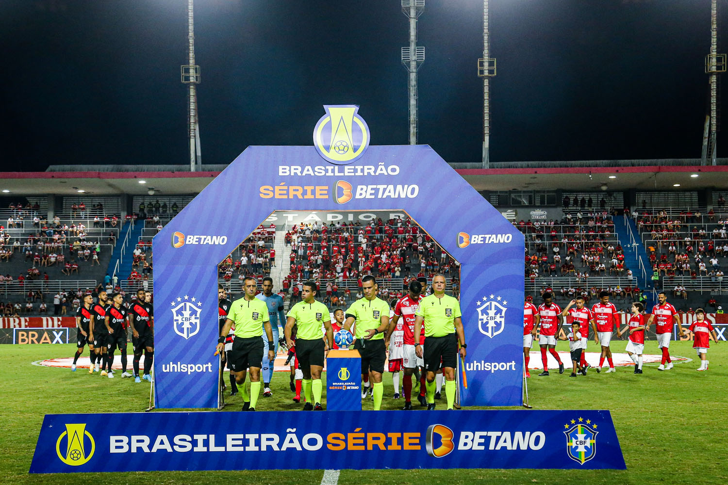 CRB supera desfalques e vence o Atlético-GO por 2 a 1 no Rei Pelé