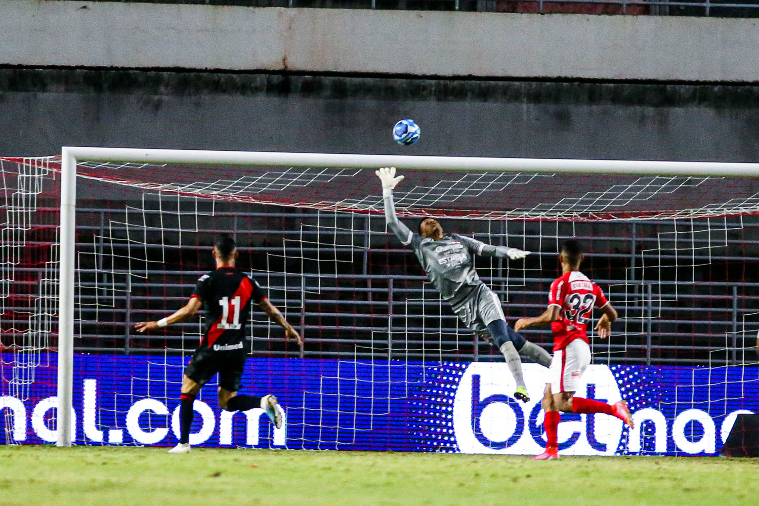 CRB supera desfalques e vence o Atlético-GO por 2 a 1 no Rei Pelé