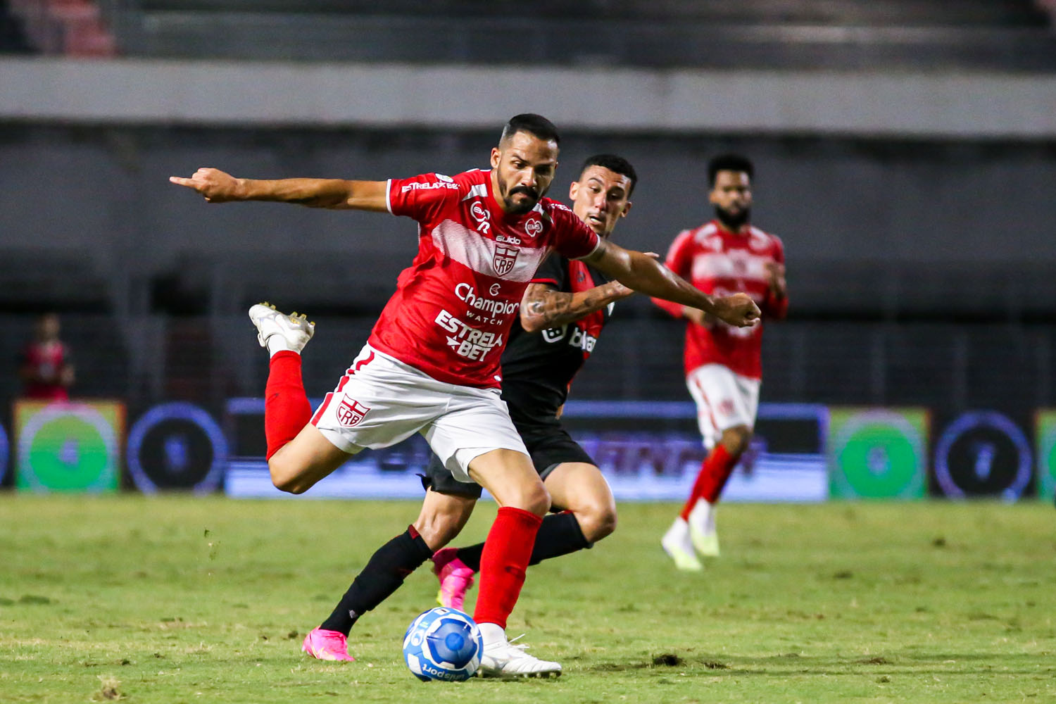 CRB supera desfalques e vence o Atlético-GO por 2 a 1 no Rei Pelé