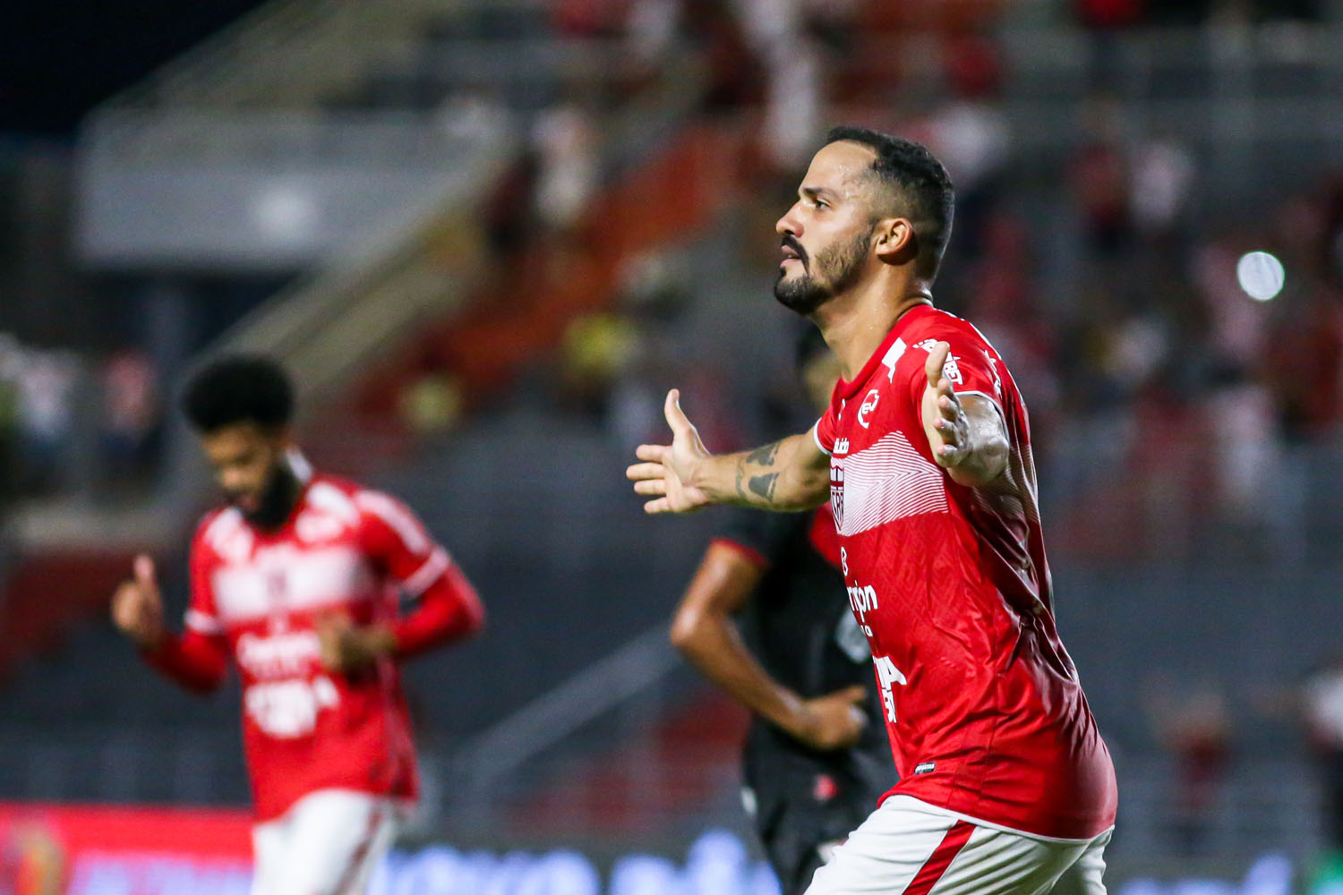 CRB supera desfalques e vence o Atlético-GO por 2 a 1 no Rei Pelé