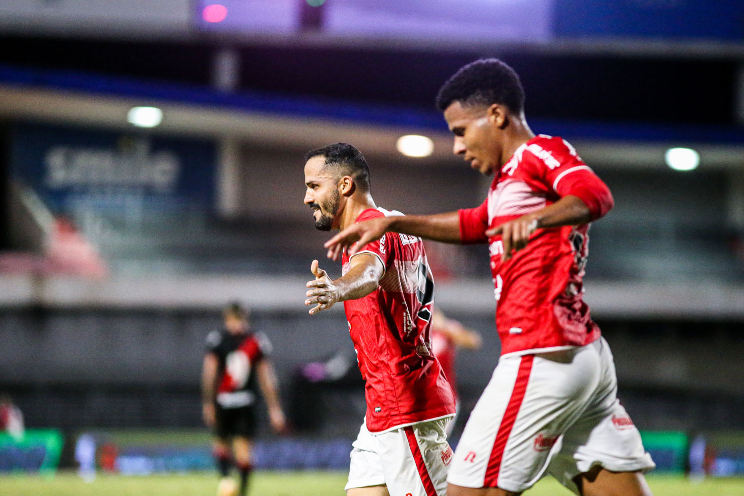 CRB supera desfalques e vence o Atlético-GO por 2 a 1 no Rei Pelé