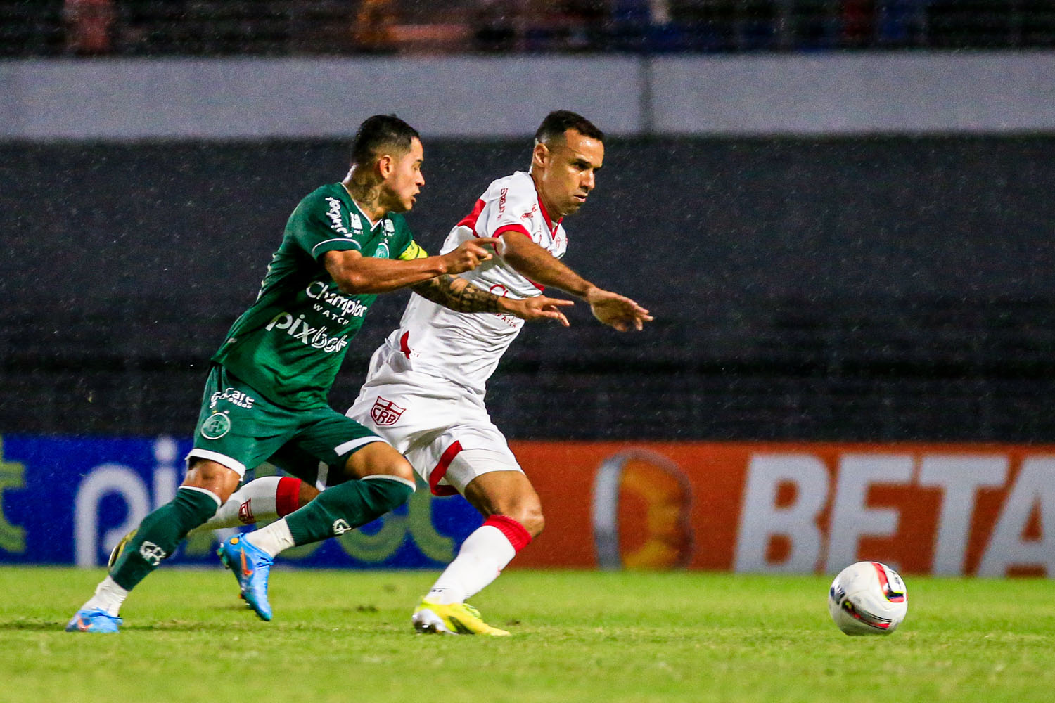 O zagueiro Gilvan voltou a sofrer com problemas físicos e não joga contra a Ponte