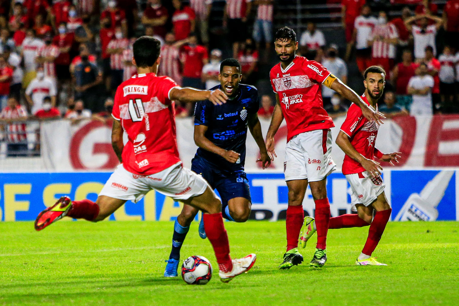 Em jogo sem emoção, CRB e CSA ficam no empate sem gols, no Estádio Rei Pelé