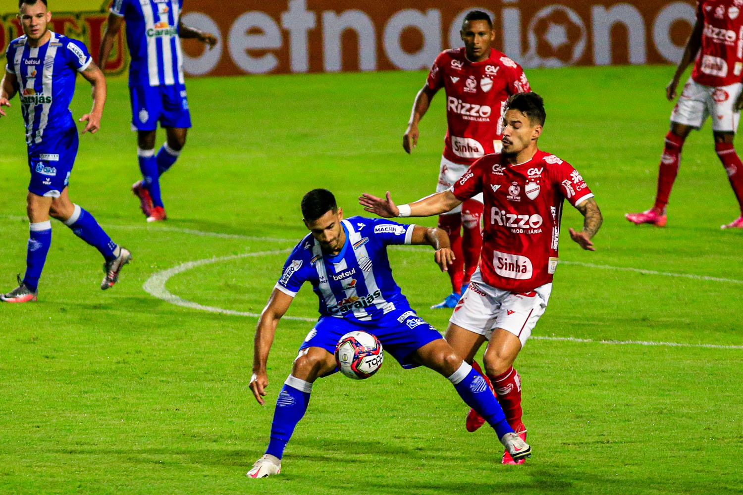 CSA começa vencendo, mas perde muitos gols e não sai do 1 a 1 com o Vila Nova, no Rei Pelé