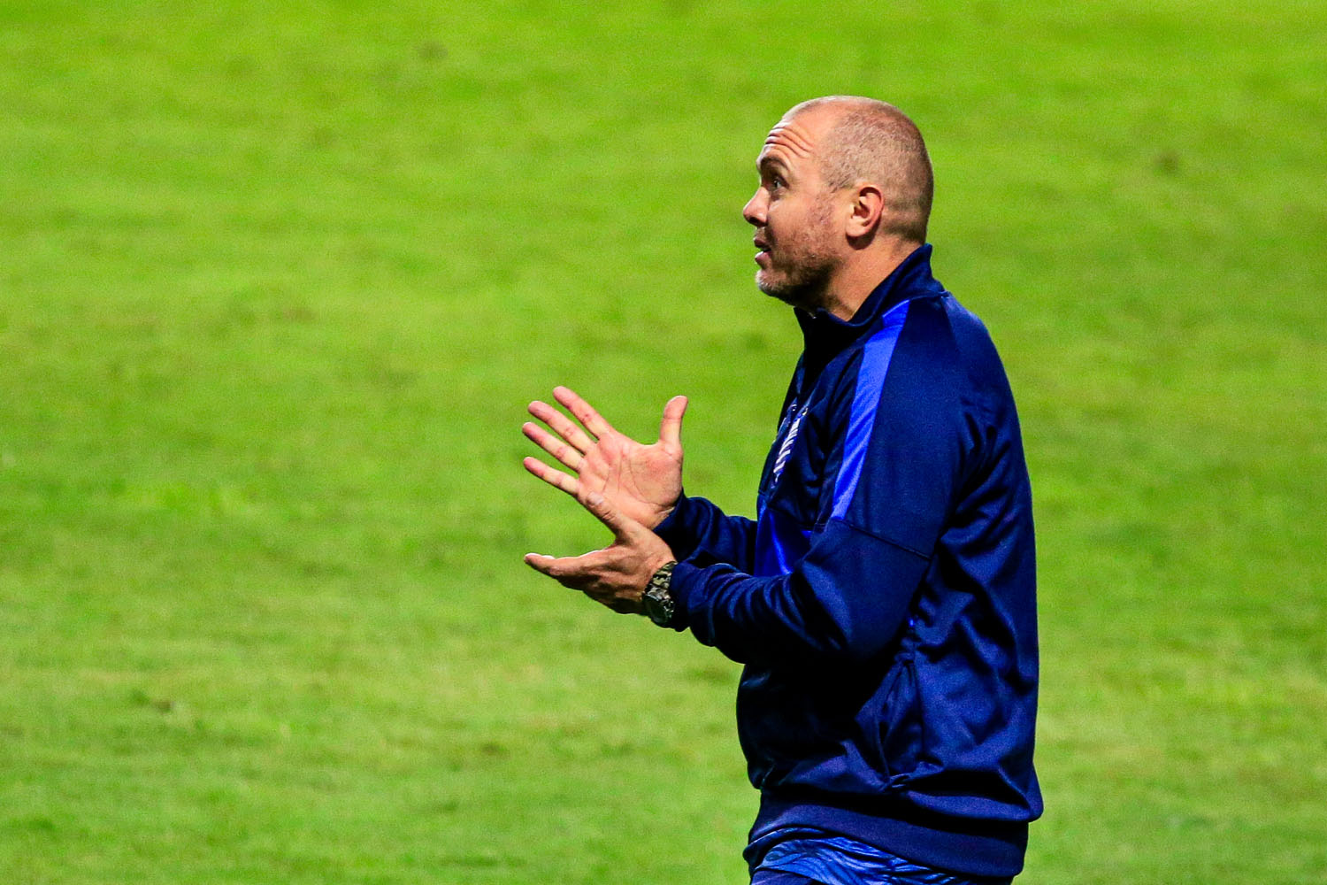 CSA começa vencendo, mas perde muitos gols e não sai do 1 a 1 com o Vila Nova, no Rei Pelé