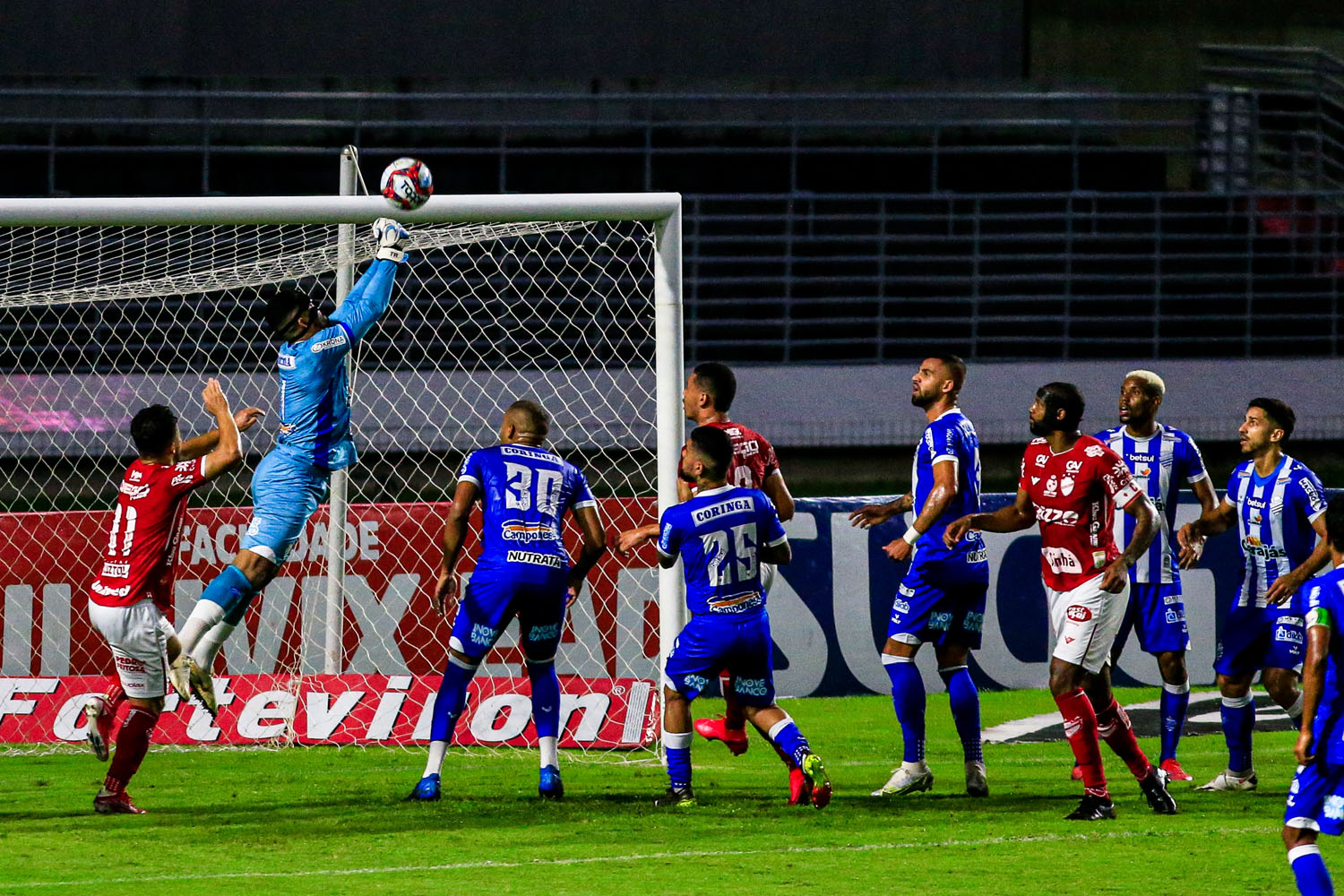 CSA começa vencendo, mas perde muitos gols e não sai do 1 a 1 com o Vila Nova, no Rei Pelé