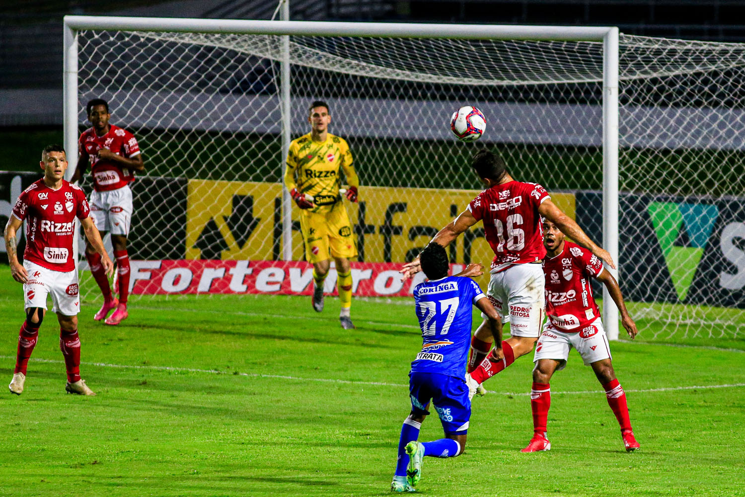 CSA começa vencendo, mas perde muitos gols e não sai do 1 a 1 com o Vila Nova, no Rei Pelé