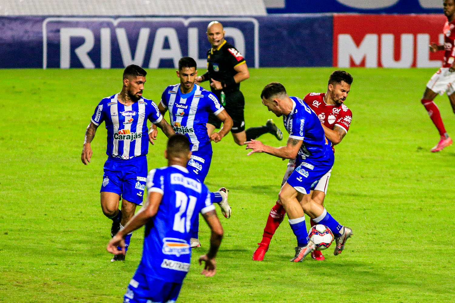 CSA começa vencendo, mas perde muitos gols e não sai do 1 a 1 com o Vila Nova, no Rei Pelé
