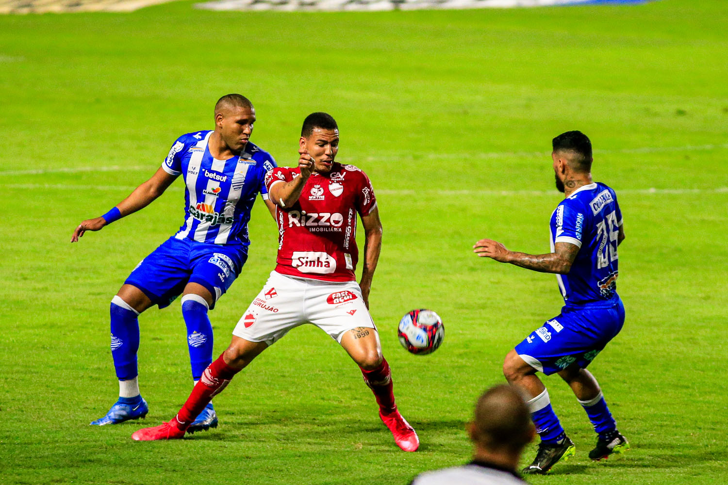 CSA começa vencendo, mas perde muitos gols e não sai do 1 a 1 com o Vila Nova, no Rei Pelé