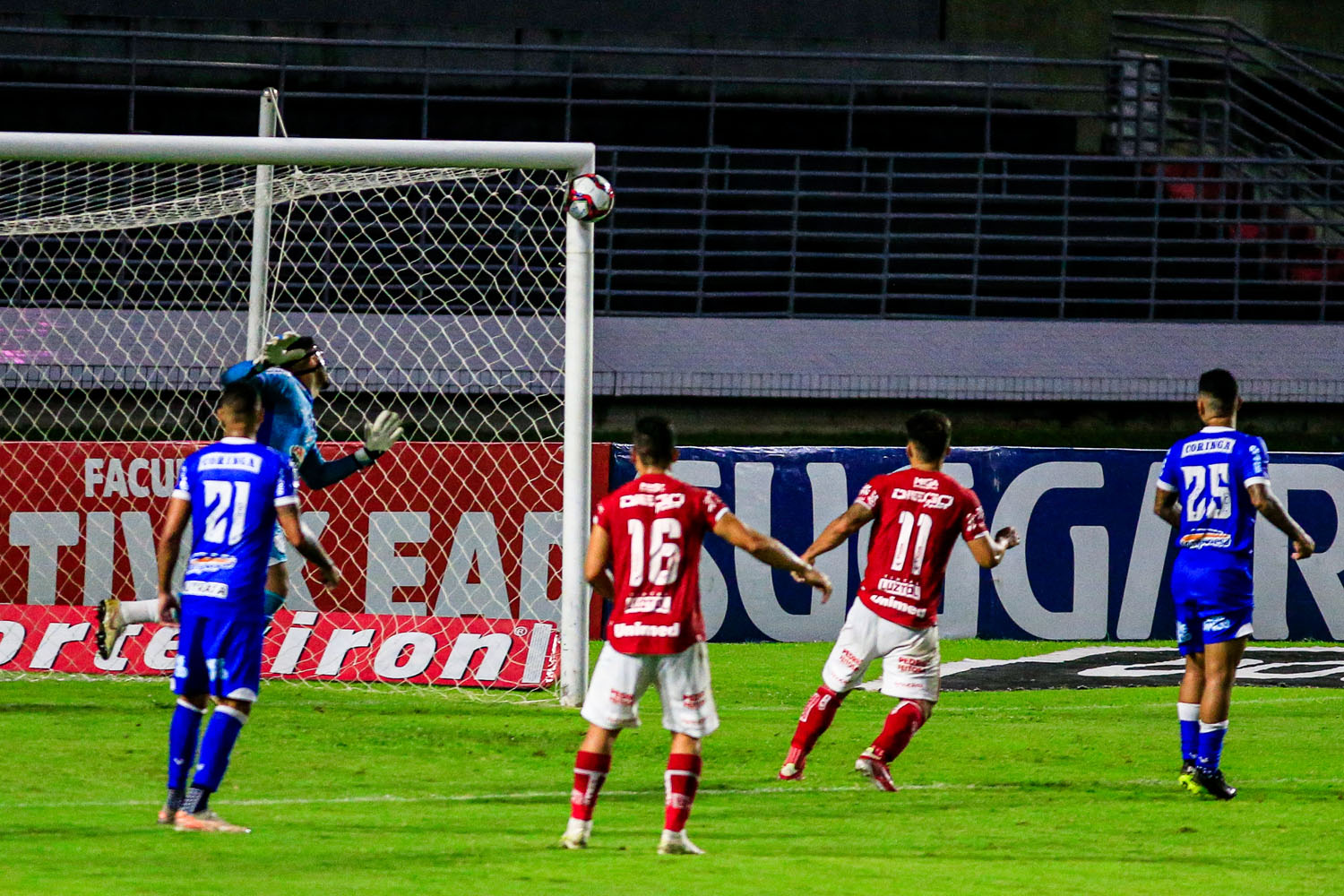 CSA começa vencendo, mas perde muitos gols e não sai do 1 a 1 com o Vila Nova, no Rei Pelé