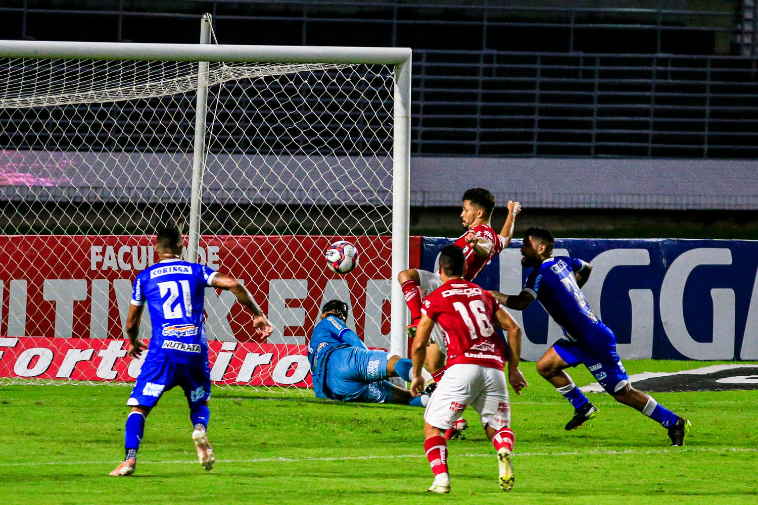 CSA começa vencendo, mas perde muitos gols e não sai do 1 a 1 com o Vila Nova, no Rei Pelé