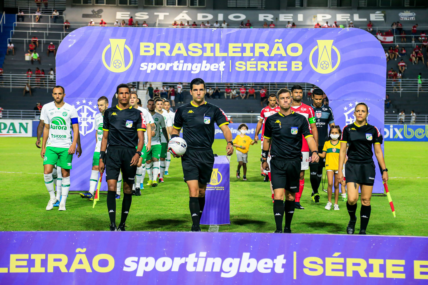 CRB vence confronto direto com a Chapecoense e fica mais próximo da permanência na Série B: 2 a 1