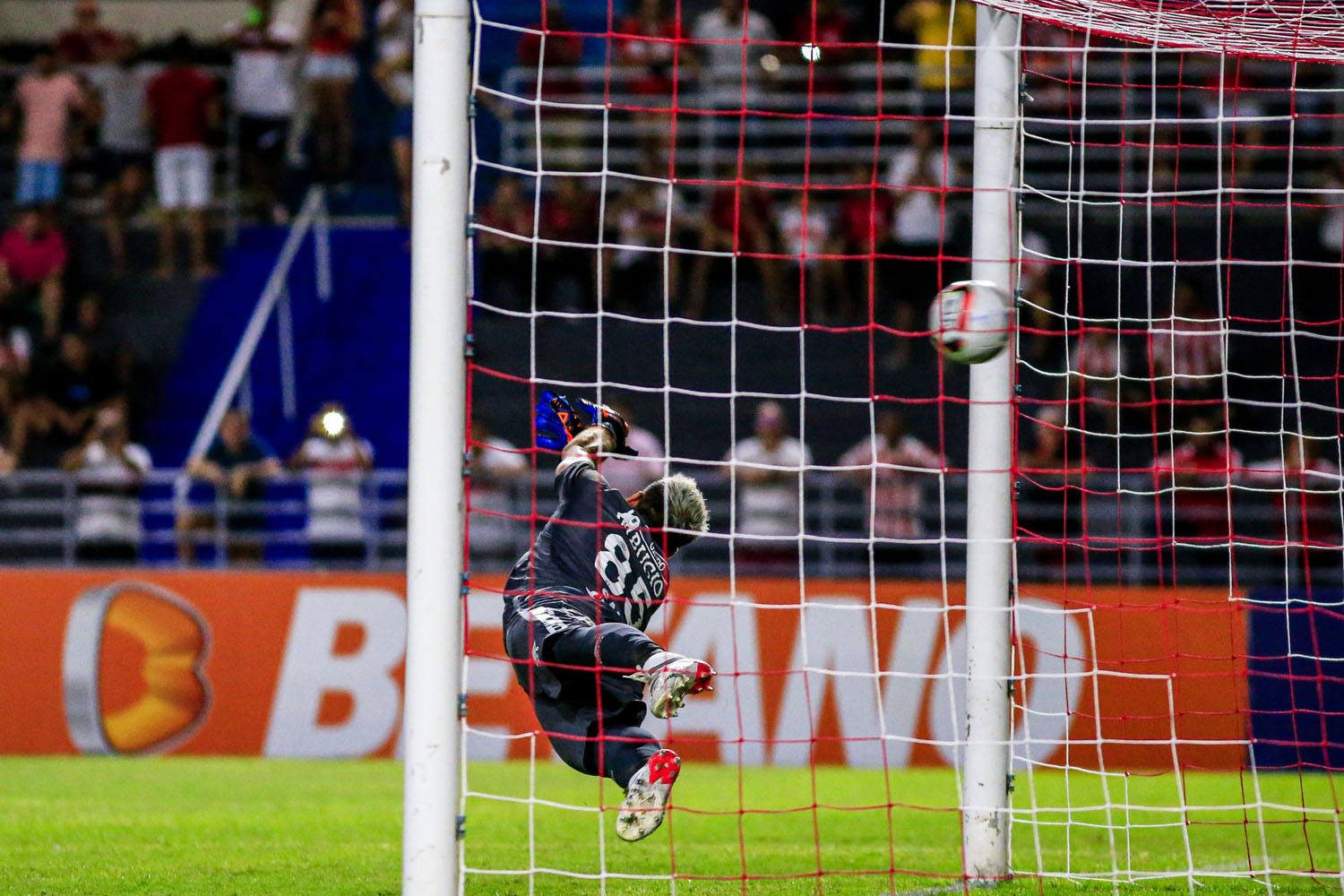 Momento do primeiro gol do CRB sobre a Chapecoense