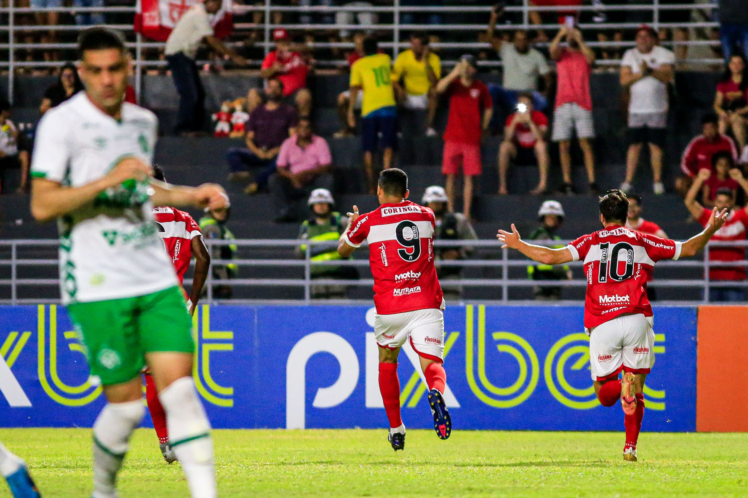 CRB vence confronto direto com a Chapecoense e fica mais próximo da permanência na Série B: 2 a 1
