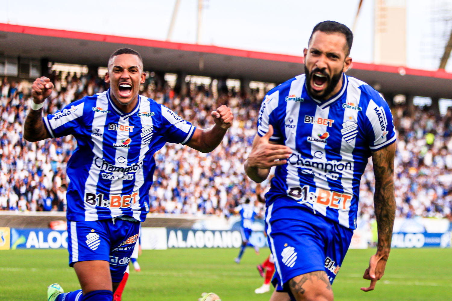 Lucas Barcelos e Rodrigo Rodrigues, nessa ordem, festejam gol do CSA no Trapichão