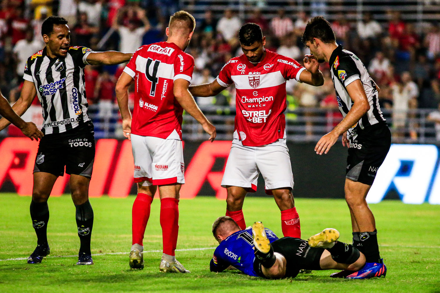 Simão foi o cara do primeiro tempo com ótimas defesas