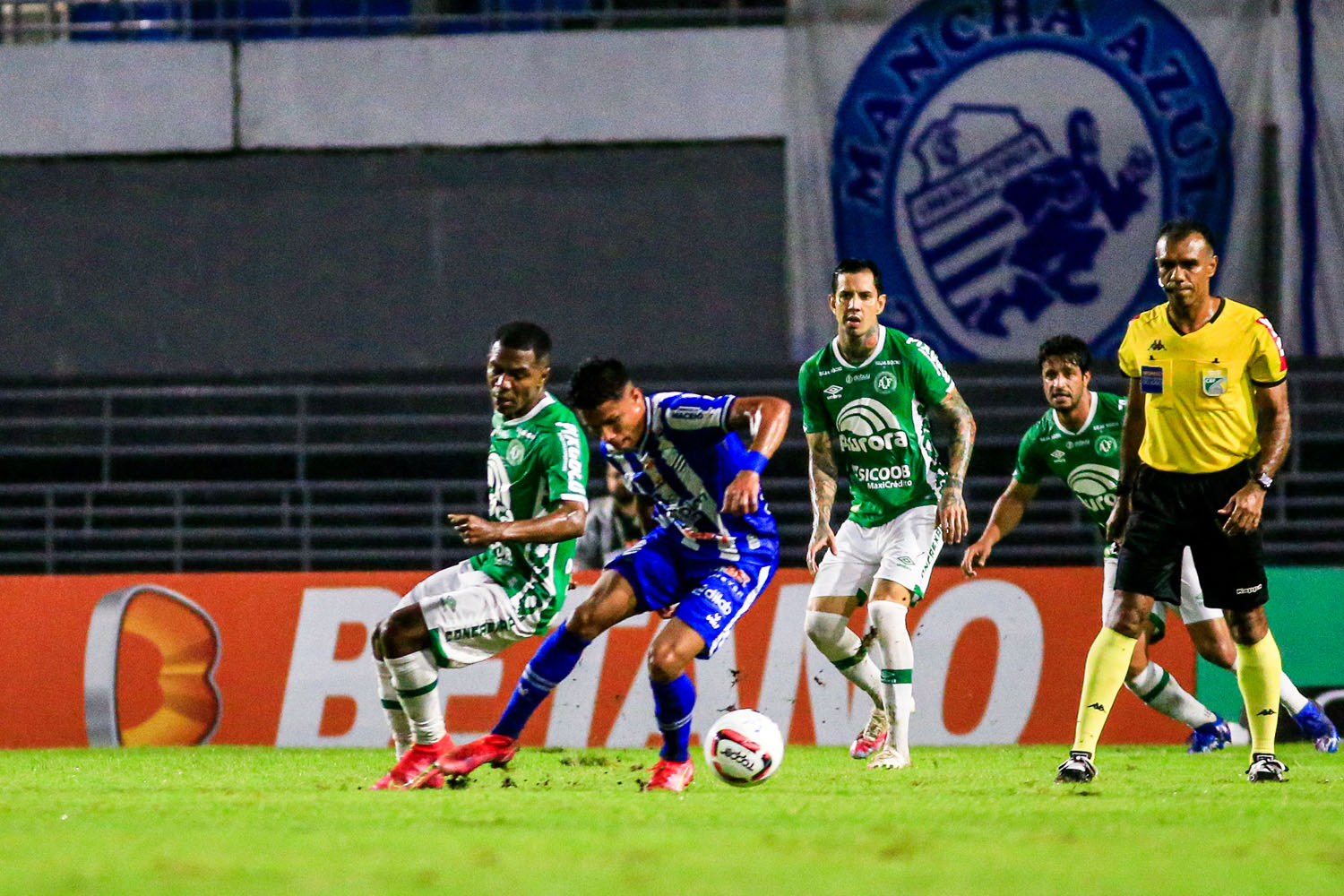 Azulão seca clubes como Chapecoense e Novorizontino, mas precisa fazer sua parte