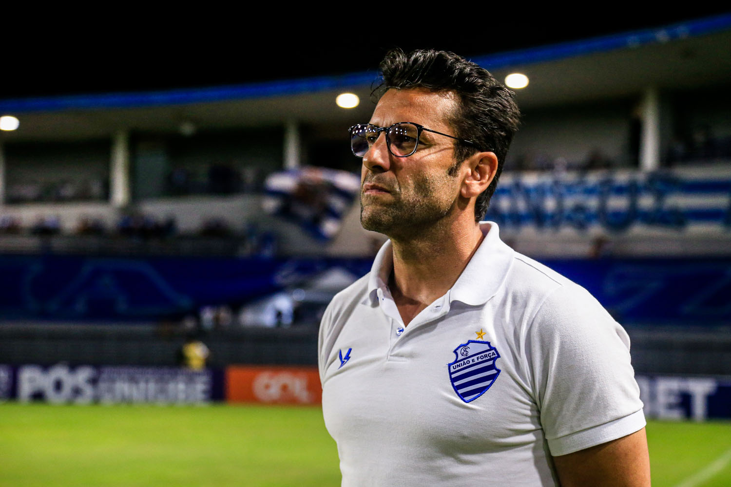 Técnico do CSA, Alberto Valentim, sem acreditar no que via de seu time em campo