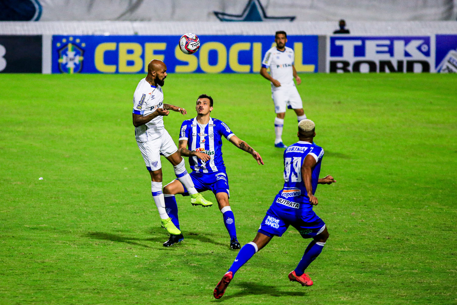 Em jogo fraco no Rei Pelé, CSA não sai do zero a zero com o Avaí, pela 16ª rodada da Série B