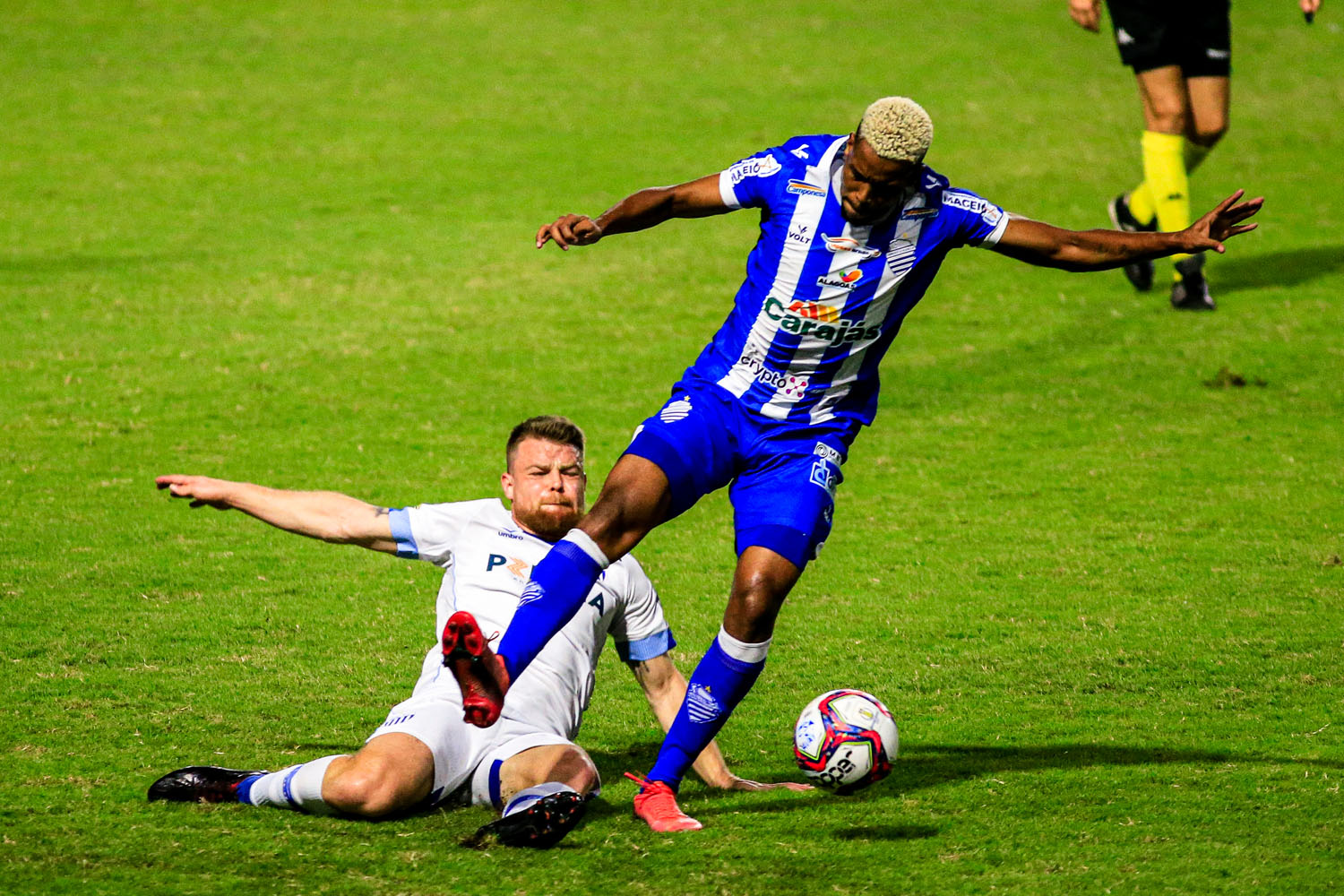 Iury Castilho ajudou o CSA em mais uma vitória na Série B