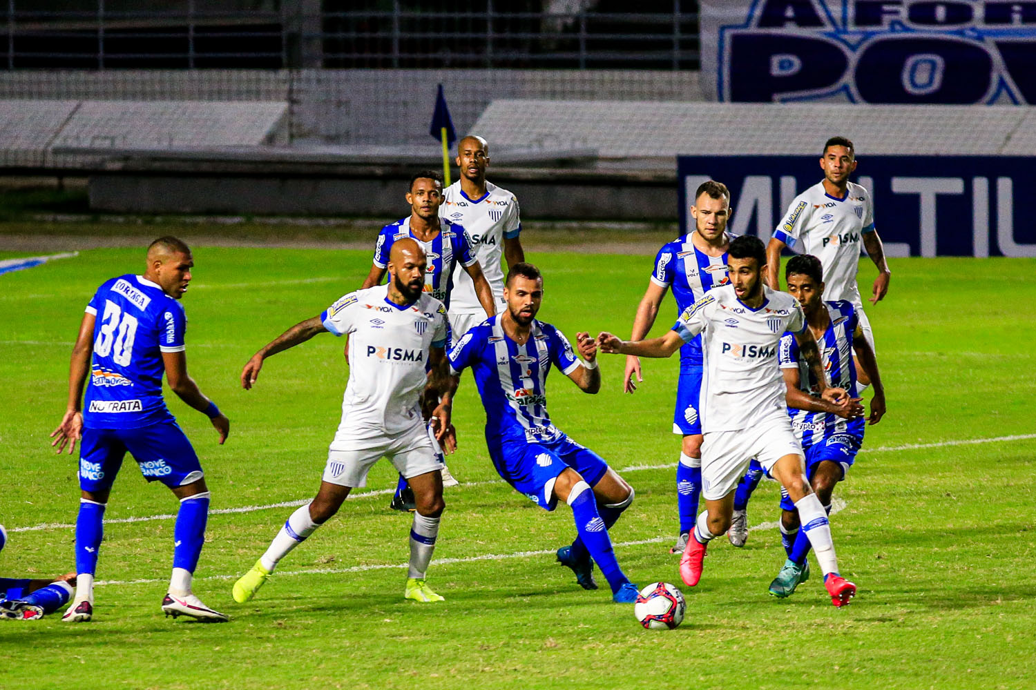 Em jogo fraco no Rei Pelé, CSA não sai do zero a zero com o Avaí, pela 16ª rodada da Série B