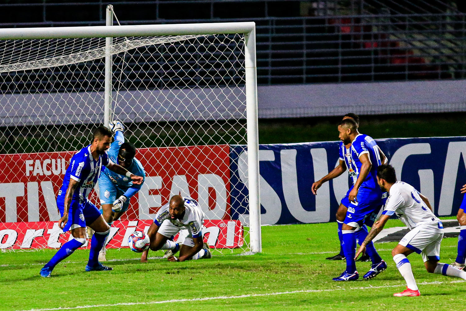 Em jogo fraco no Rei Pelé, CSA não sai do zero a zero com o Avaí, pela 16ª rodada da Série B