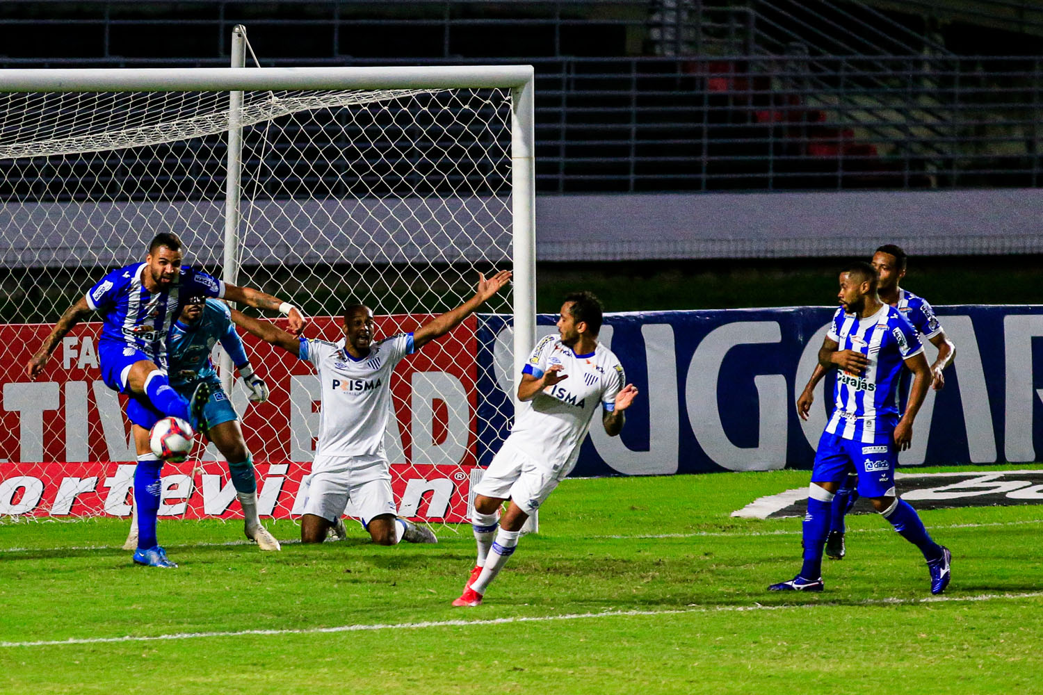 Em jogo fraco no Rei Pelé, CSA não sai do zero a zero com o Avaí, pela 16ª rodada da Série B