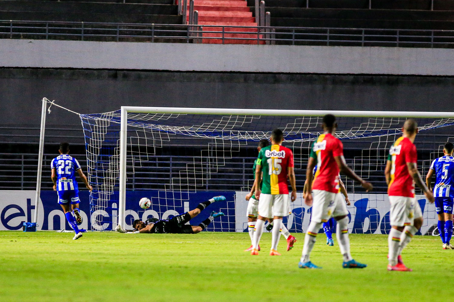 CSA fica no empate com o Sampaio Corrêa e segue enterrado na zona do rebaixamento: 0 a 0