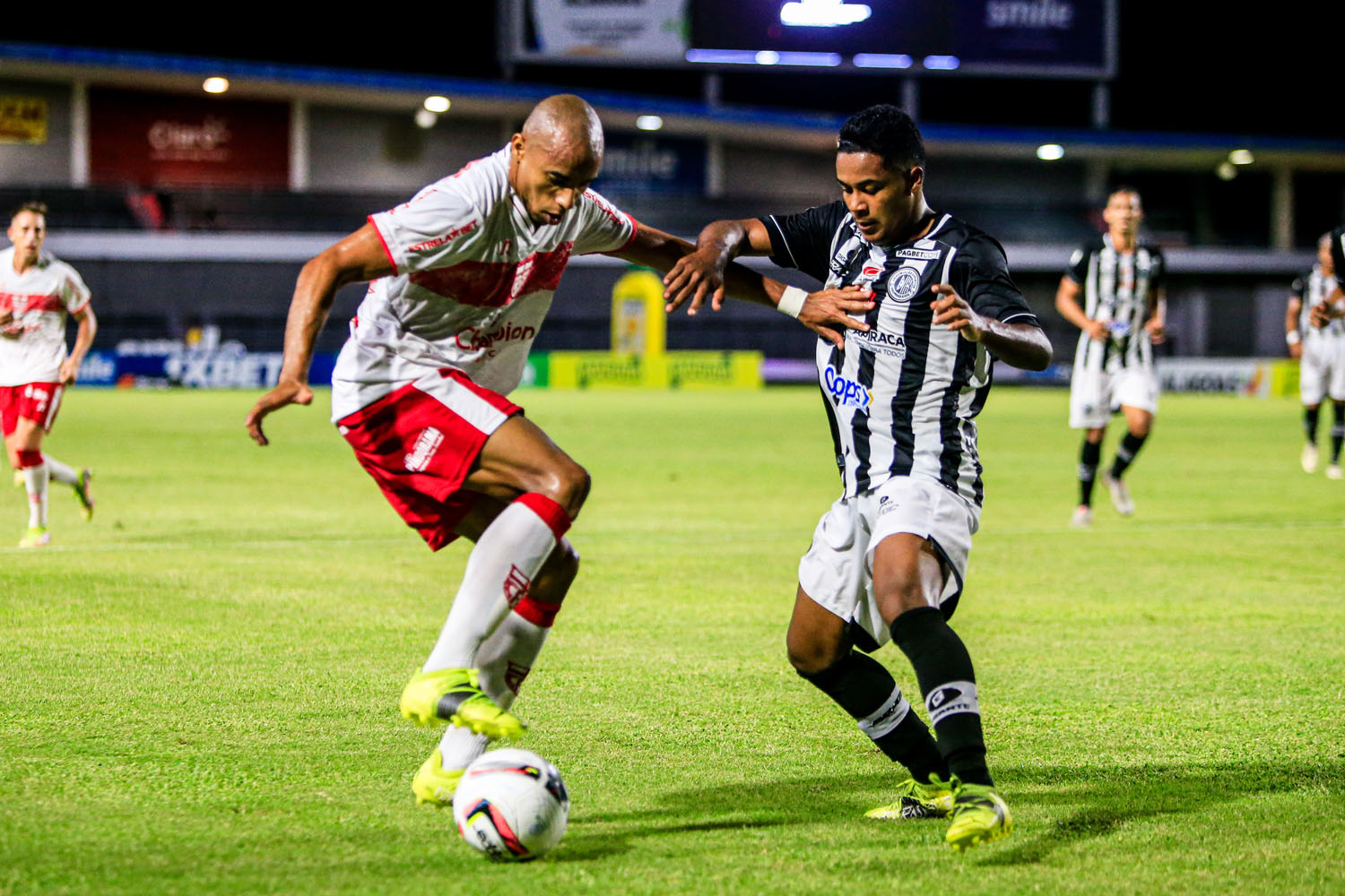 Reginaldo tem disputa constante com Raul Prata na lateral direita