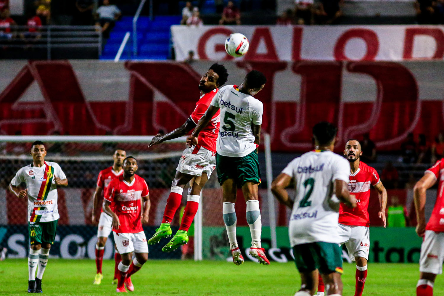 CRB desencanta e com dois golaços vence Sampaio Corrêa, mas segue na lanterna da Série B: 2 a 1