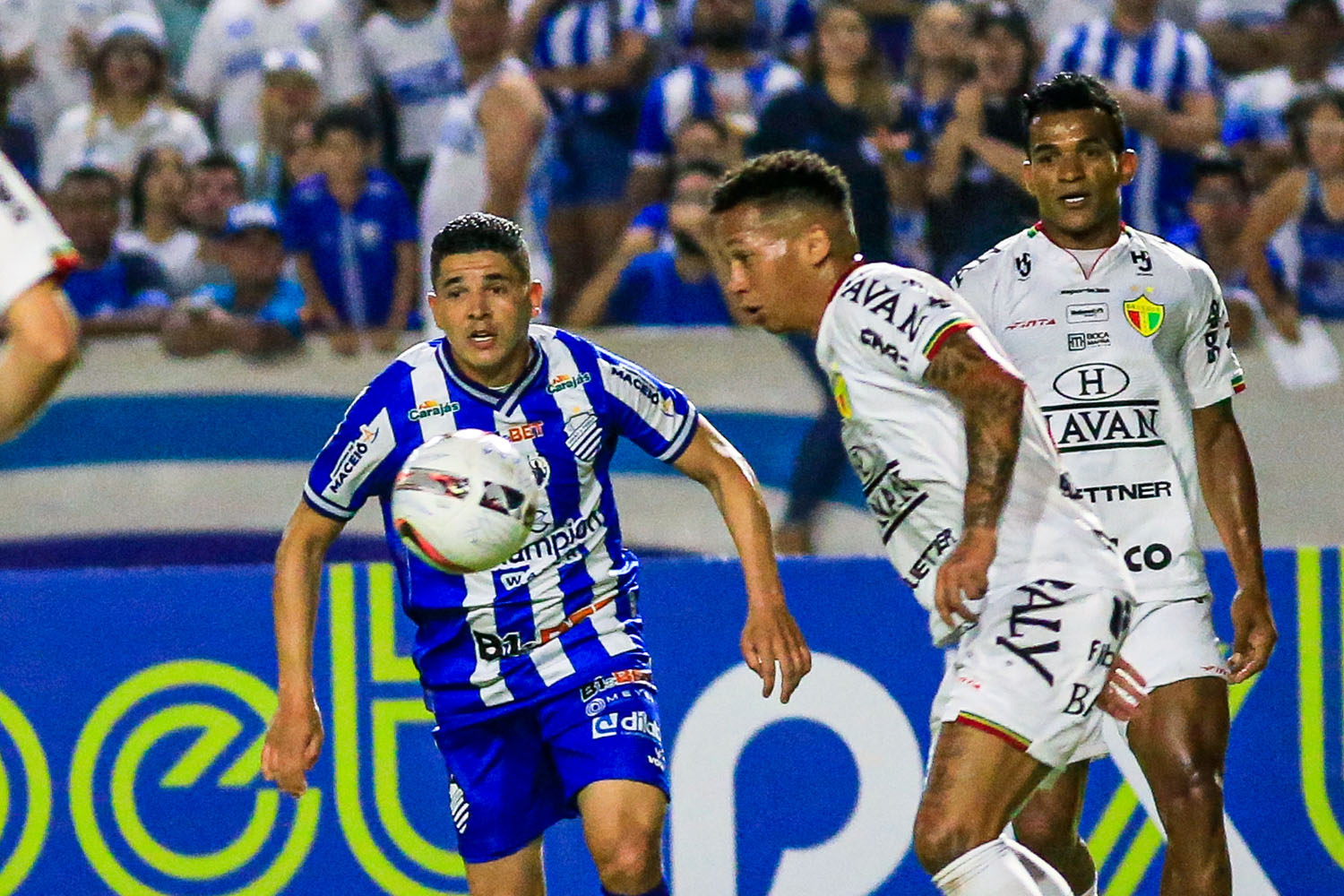 Em jogo dramático, CSA vence o Brusque com gol de pênalti, mas segue no Z4 da Série B: 1 a 0