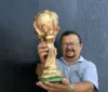 Artista alagoano transforma sucata em réplica da taça da Copa do Mundo imagem