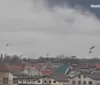 VÍDEOS:  Ucrânia acorda sob ataques de helicópteros russos, com pedaços de mísseis estourados, prédios atingidos e congestionamento para deixar cidades imagem