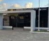 Mãe é presa após abandonar filha de 6 anos trancada para ir a festa imagem
