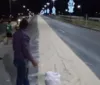 Carreta derrama carga de açúcar e populares aproveitam para saquear imagem