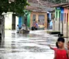 Moradores do bairro Taperaguá, em Marechal Deodoro, deixam casas inundadas após fortes chuvas imagem