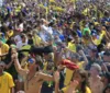 Centenas de pessoas encaram o sol para ver jogo do Brasil na orla imagem