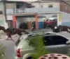 Vídeo: sargento leva coice e cavalos da PM fogem assustados por ruas imagem