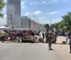 Protesto de moradores fecha via principal da Orla Lagunar em Maceió imagem