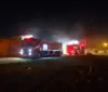 Bombeiros levam 4 horas para combater incêndio em terreno com madeiras no Agreste imagem