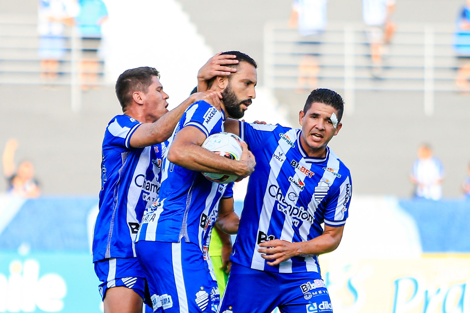 Contestado pela torcida e artilheiro da temporada, Rodrigo Rodrigues segue criticado no CSA