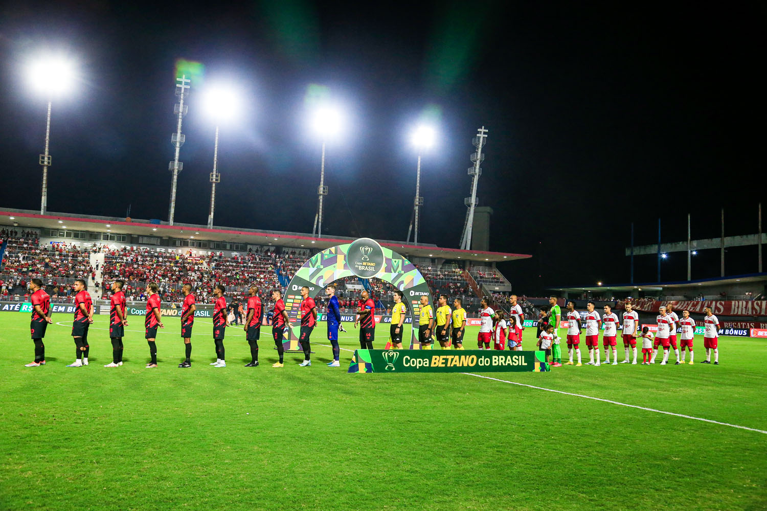 Equipes fizeram o encontro de campeões estaduais no Estádio Rei Pelé