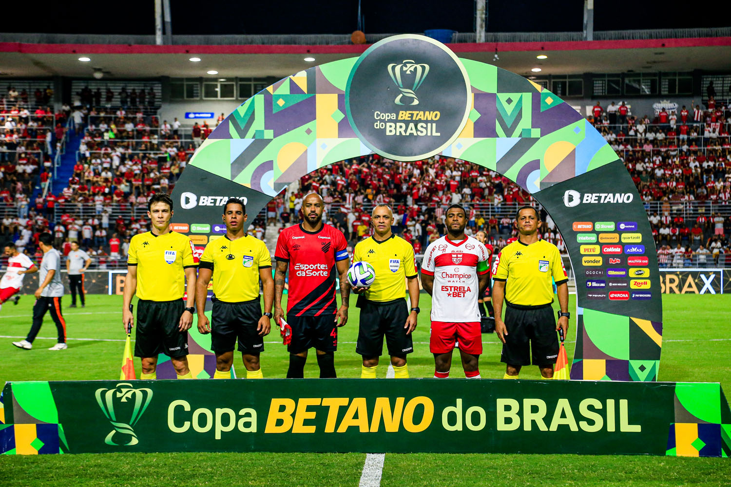 CRB vence Athletico e larga em vantagem na 3ª fase da Copa do Brasil