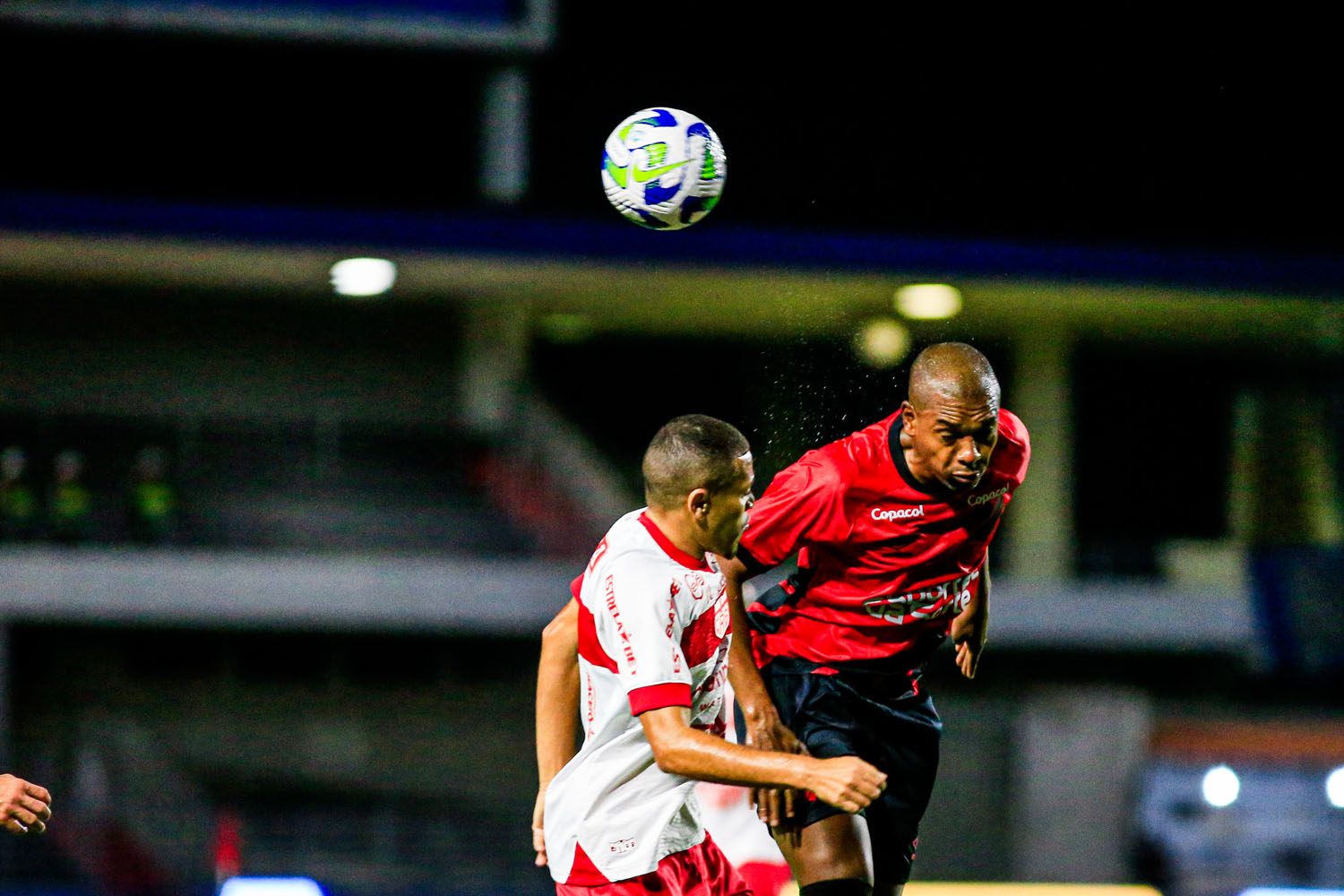 Furacão até saiu na frente, mas o gol foi anulado por impedimento