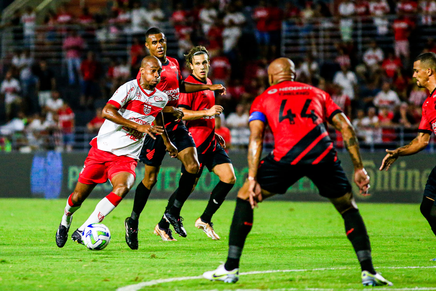 CRB vence Athletico e larga em vantagem na 3ª fase da Copa do Brasil