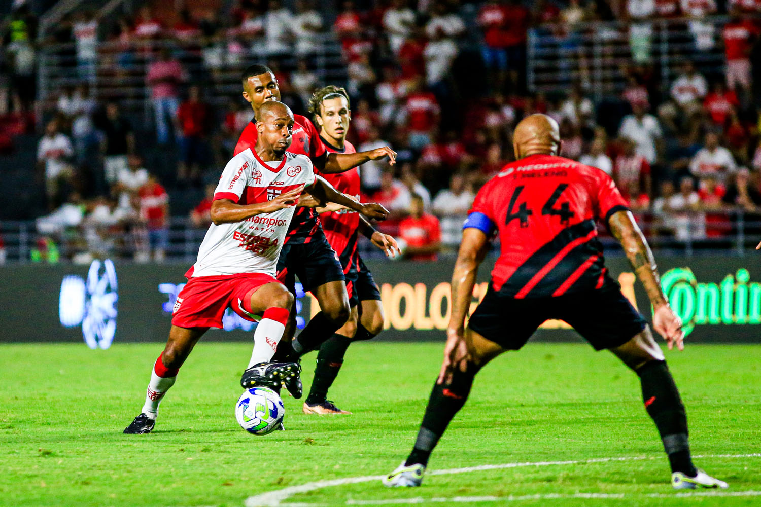 CRB vence Athletico e larga em vantagem na 3ª fase da Copa do Brasil