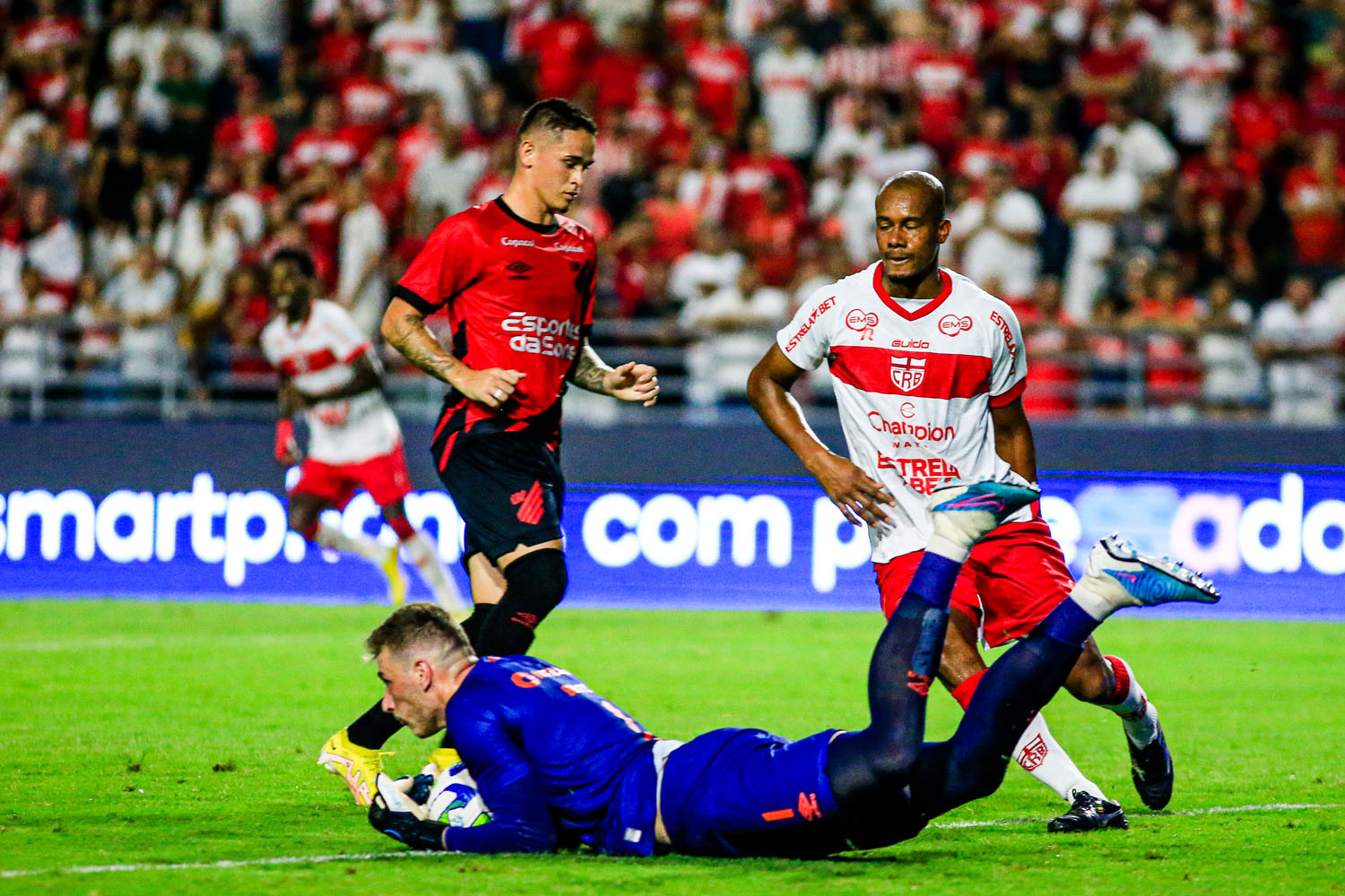 CRB vence Athletico e larga em vantagem na 3ª fase da Copa do Brasil