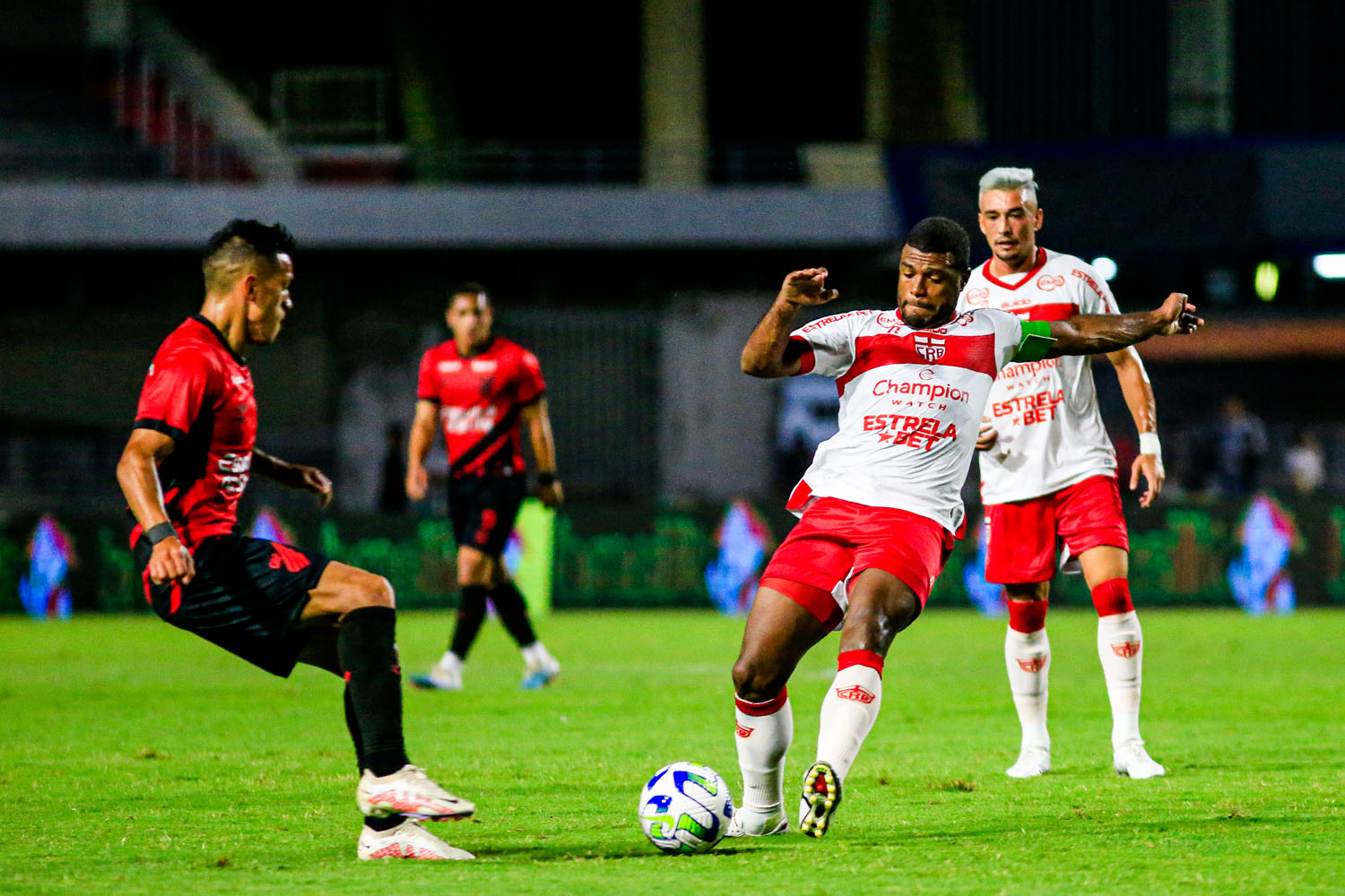 CRB vence Athletico e larga em vantagem na 3ª fase da Copa do Brasil